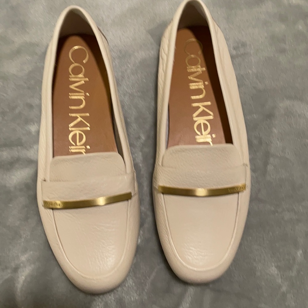 Calvin Klein Size 7.5 Leather Flat